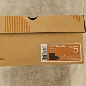 Kookaburra by UGG Unisex- Child Victoria Mini Boot, Black, 5 Big Kid